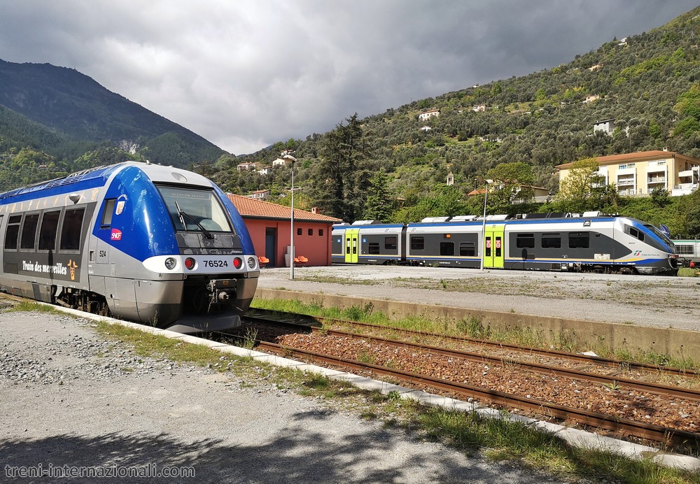 Nella stazione di Breil sur Roya in Francia: Treno Regionale da Fossano in sosta e treno TER da Nizza per Tenda