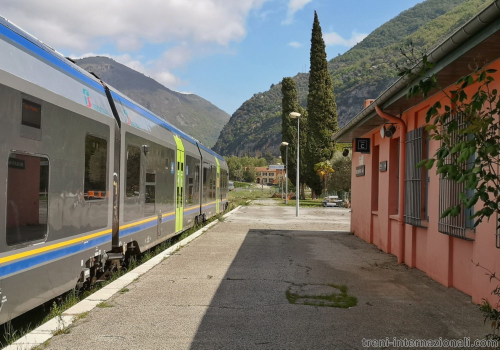 Treno Regionale per Cuneo pronto nella stazione di Breil sur Roya in Francia