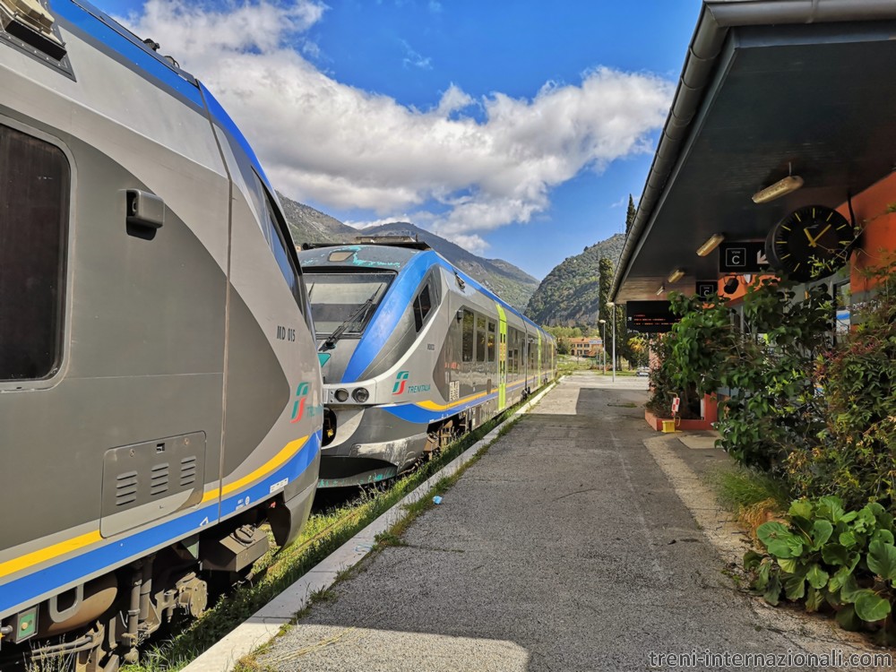 Treno Regionale per Cuneo pronto nella stazione di Breil sur Roya in Francia