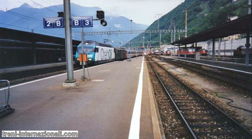 Treno InterCity "Verdi " Basilea - Milano a Bellinzona
