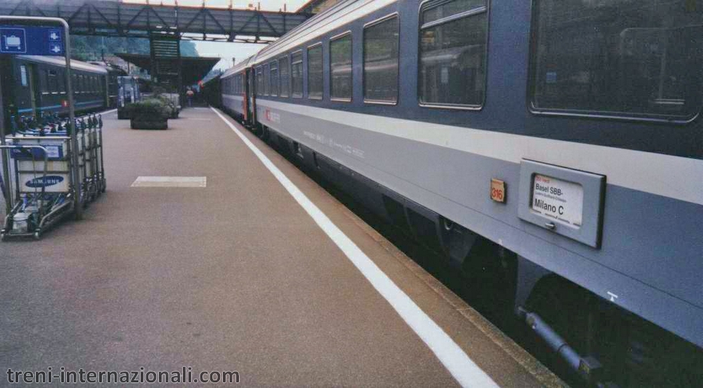 Treno InterCity "Verdi " Basilea - Milano a Bellinzona