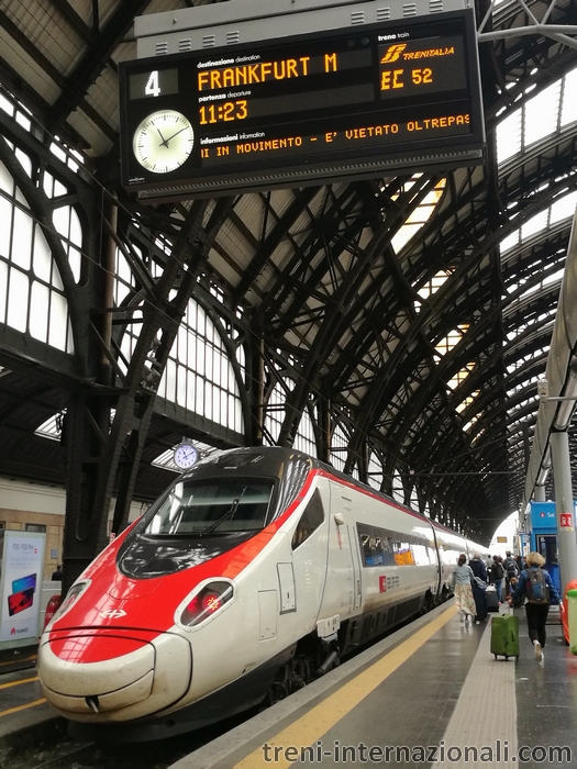 Il treno EuroCity per Francoforte a Milano