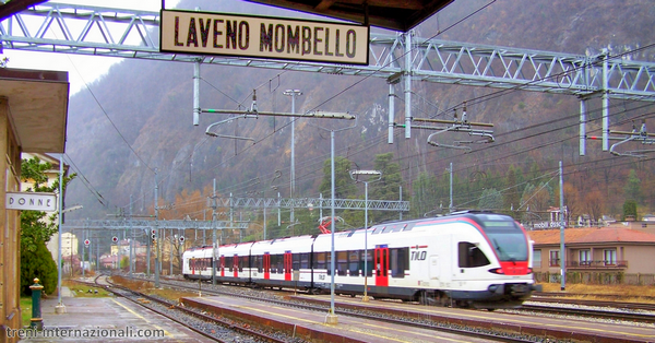 Un treno regionale di Tilo appena partito da Laveno Mombello (Va)