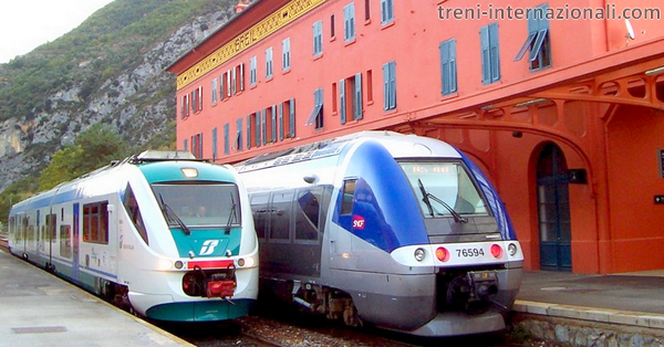 A Breil sur Roya in Francia, treno da Nizza (a destra) e treno Cuneo - Ventimiglia (a sinistra)  (10/2008).