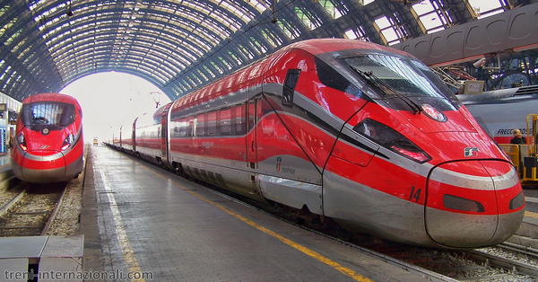 Treni Frecciarossa nella stazione di Milano Centrale  (09/2015).