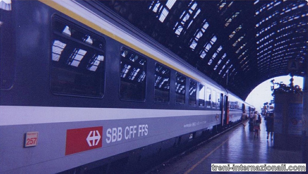 Treno Intercity "Val d'Ossola" per Basilea a Milano Centrale