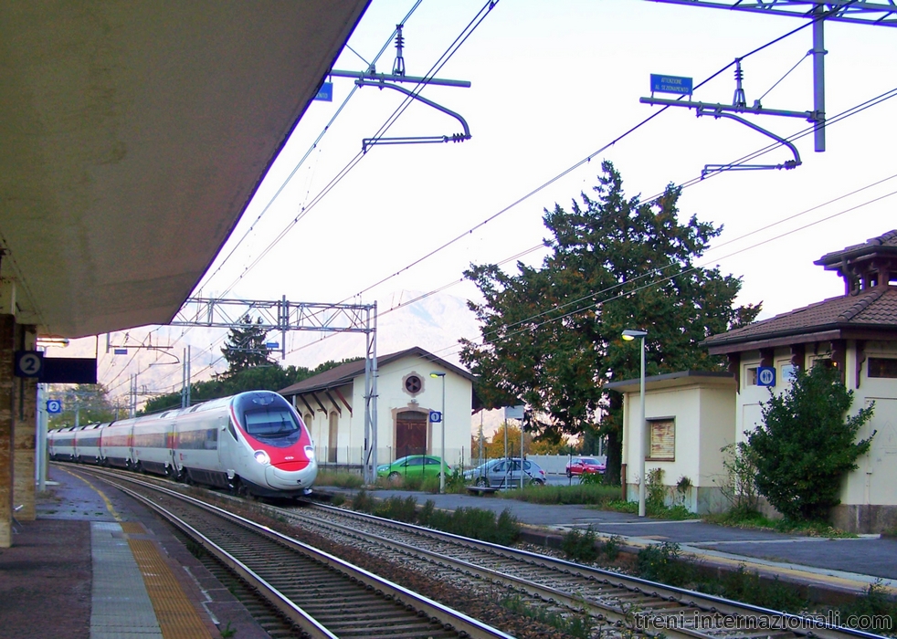 Treno EuroCity Basilea - Milano a Baveno