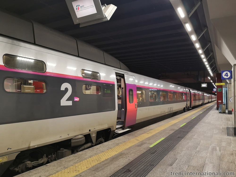 Il treno EuroCity TGV 9241 Parigi - Milano in sosta a Torino Porta Susa