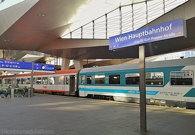 Il treno EuroCity "Emona" per Lubiana e Trieste in partenza dalla stazione di Vienna