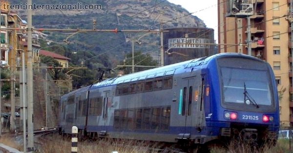 Treno TER da Nizza arriva a Ventimiglia