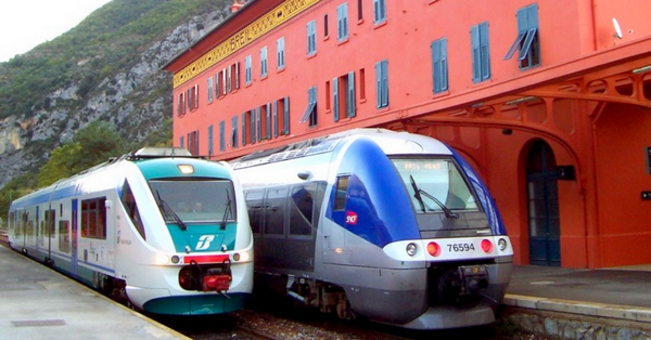 A Breil sur Roya in Francia, treno da Nizza (a destra) e treno Cuneo - Ventimiglia (a sinistra)